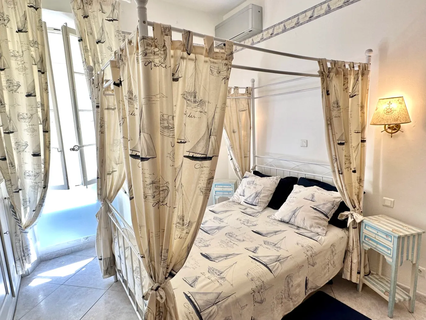 Chambre avec lit à baldaquin